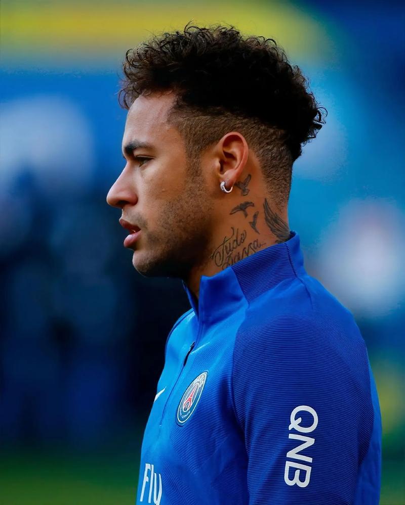 足球国足忙碌备战，训练场加练至夜晚